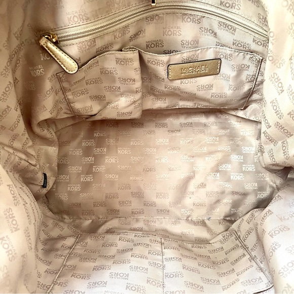 Michael Kors Spacious Caryall Tote Bag - Picture 3 of 9